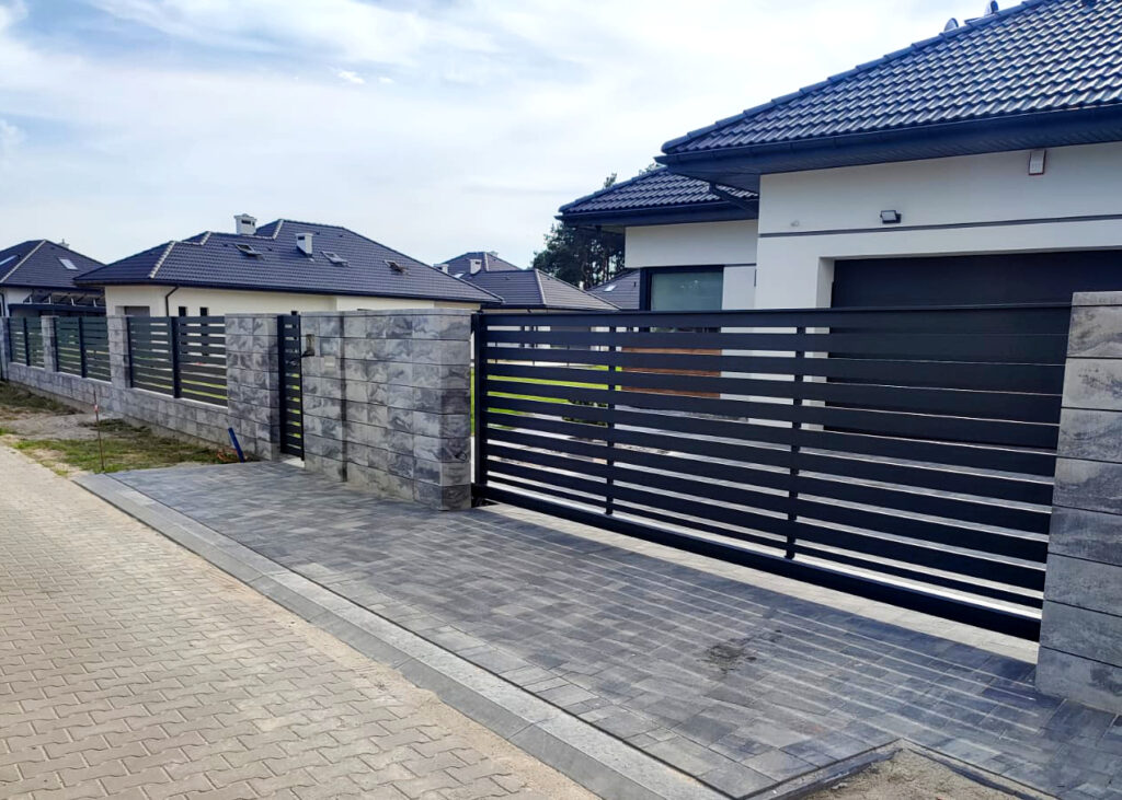 Lekkie, odporne na korozję i bezobsługowe ogrodzenie aluminiowe.