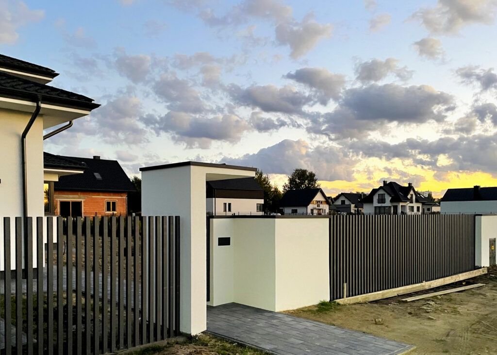 Aluminiowe ogrodzenia dla miłośników nowoczesnej architektury.