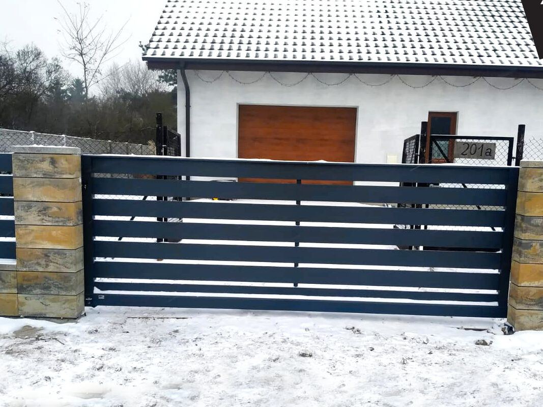 Aluminiowe przęsła poziome zintegrowane z bramą przesuwną i furtką

