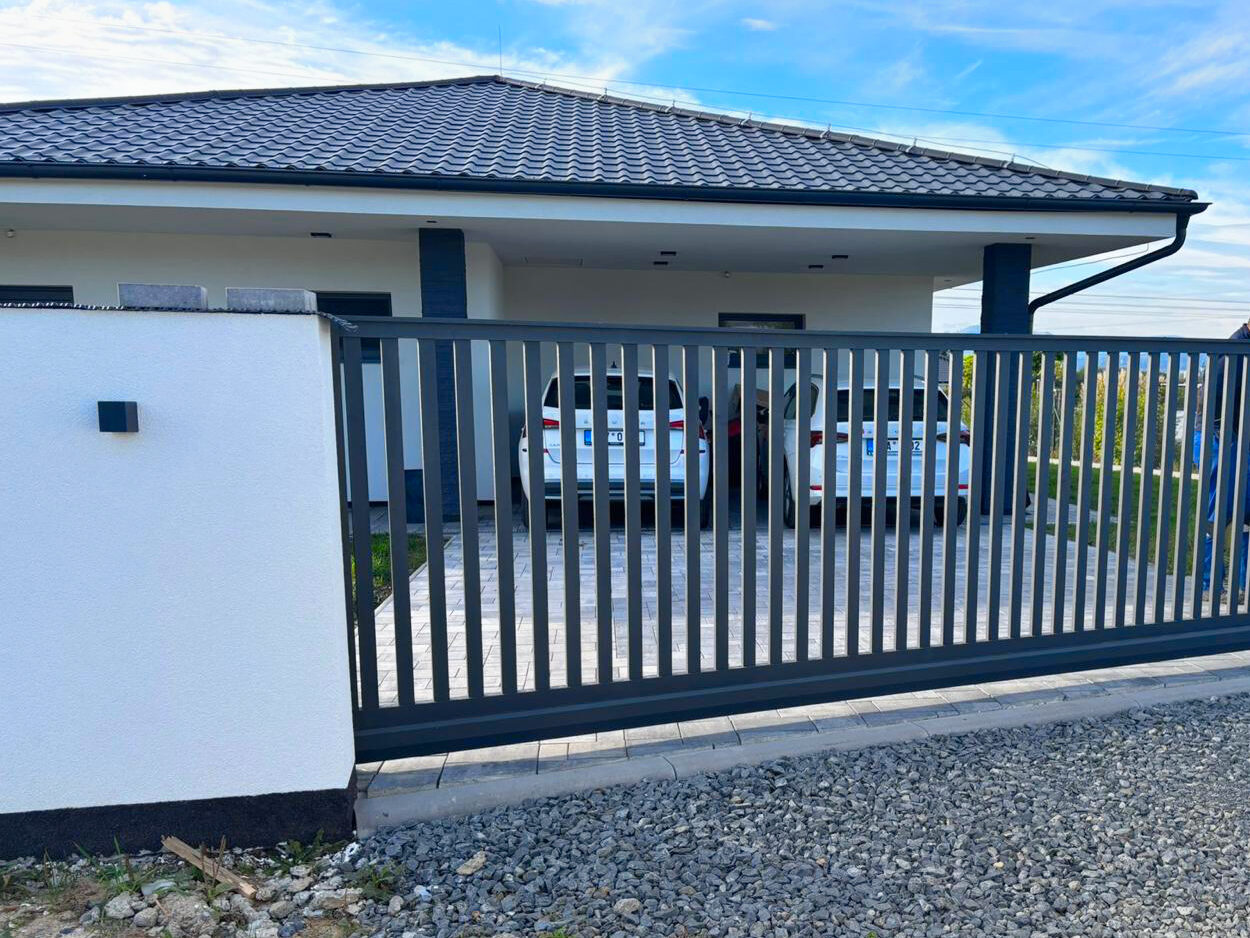 Grzebieniowe ogrodzenie z aluminium – trwałe rozwiązanie o wysokiej estetyce