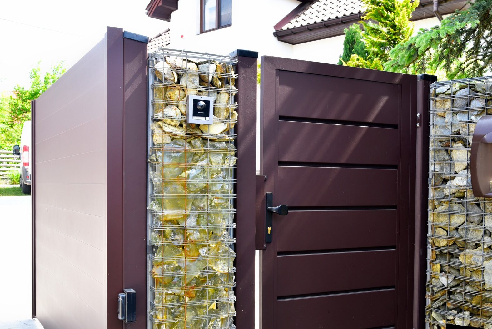 Nowoczesna furtka aluminiowa sterowana zdalnie

