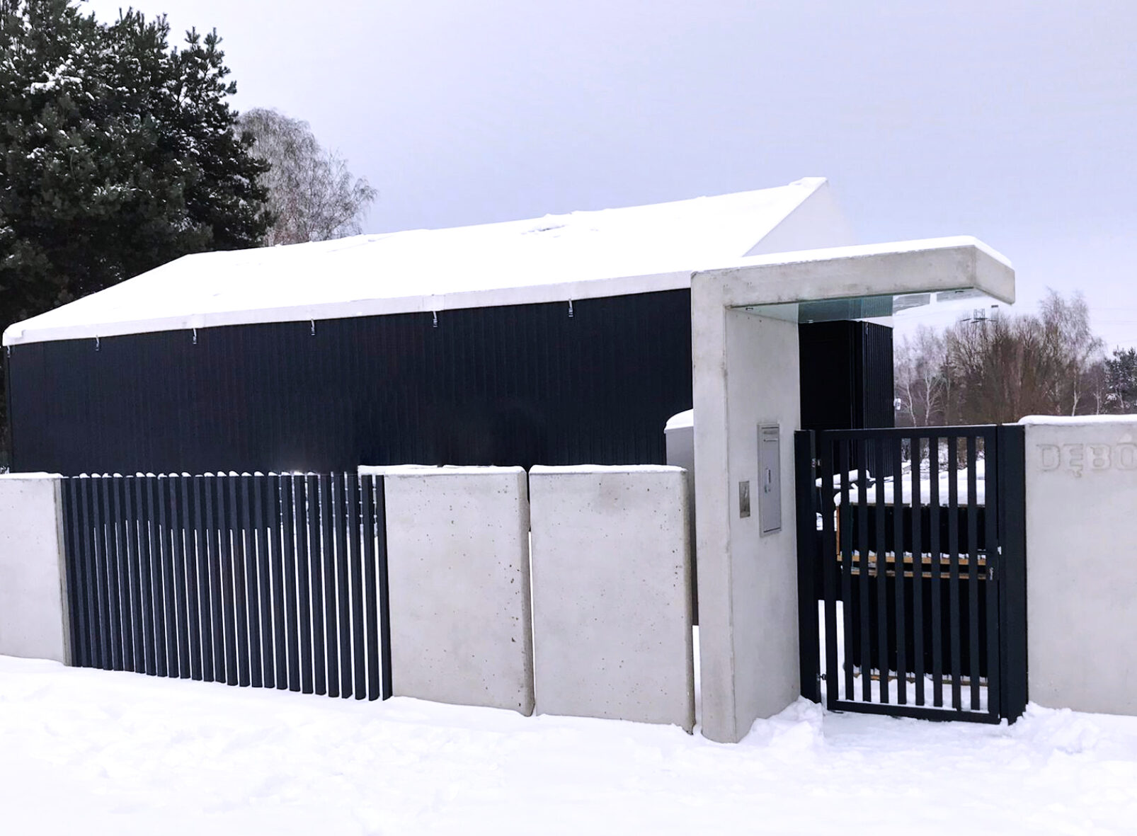 Ogrodzenie aluminiowe z pionowych profili – elegancka forma grzebieniowa