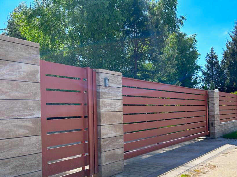 Ogrodzenie aluminiowe pomalowane na bordowo z poziomych profili