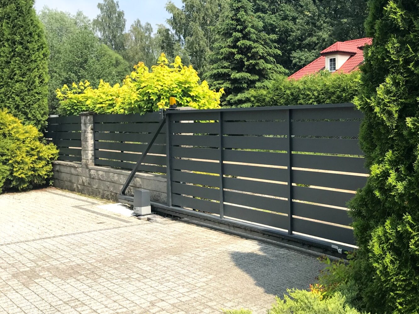 Nowoczesna brama aluminiowa z poziomymi przęsłami.