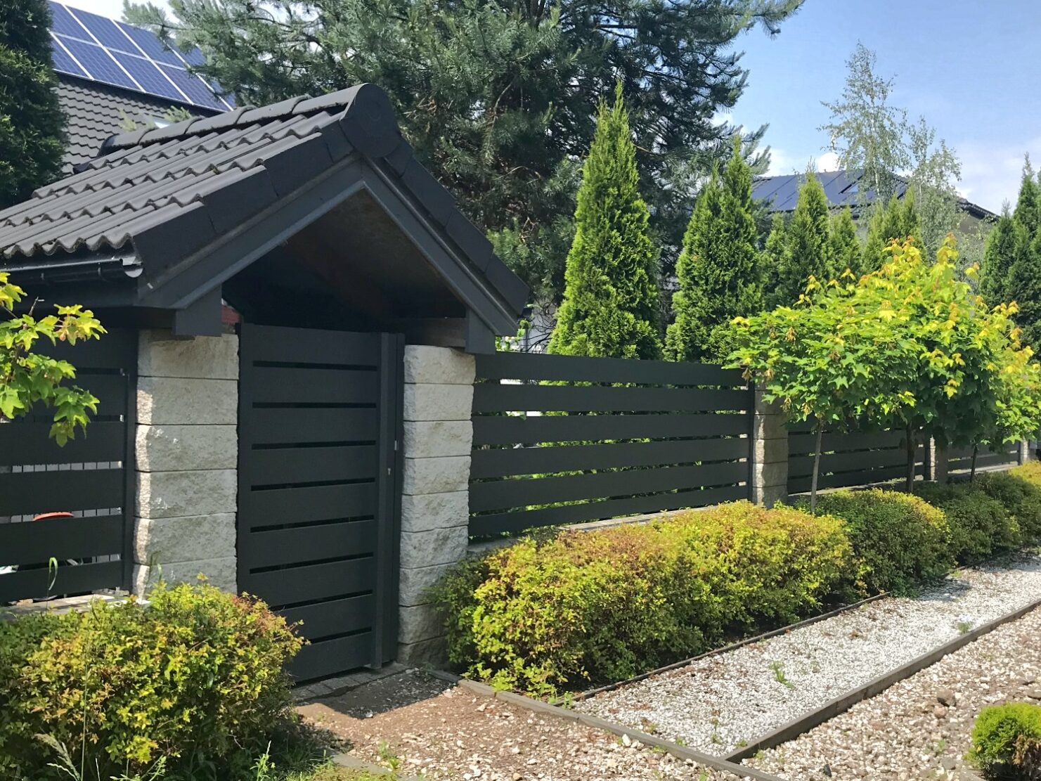 Ogrodzenie aluminiowe latem na pełnym słońcu