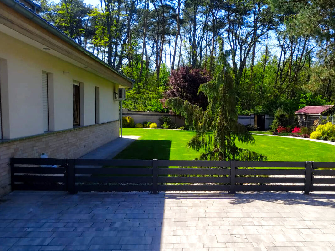 Niskie ogrodzenie aluminiowe - idealne, gdy chcesz powstrzymać pociechy i pupilów przed wejściem na niewskazany teren. 
