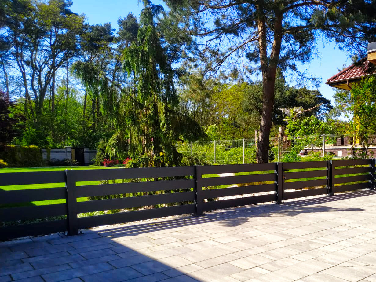 Piękne aluminiowe ogrodzenie z przęsłami poziomymi. 