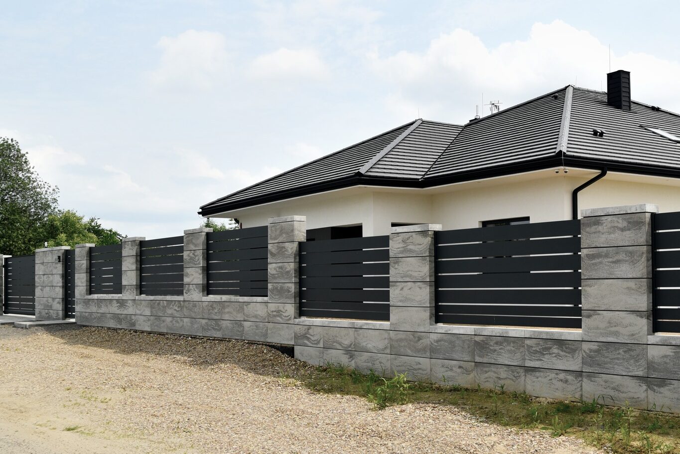 Wyraźnie zaznaczony pochył i wykorzystana metoda schodkowa montażu ogrodzenia aluminiowego.