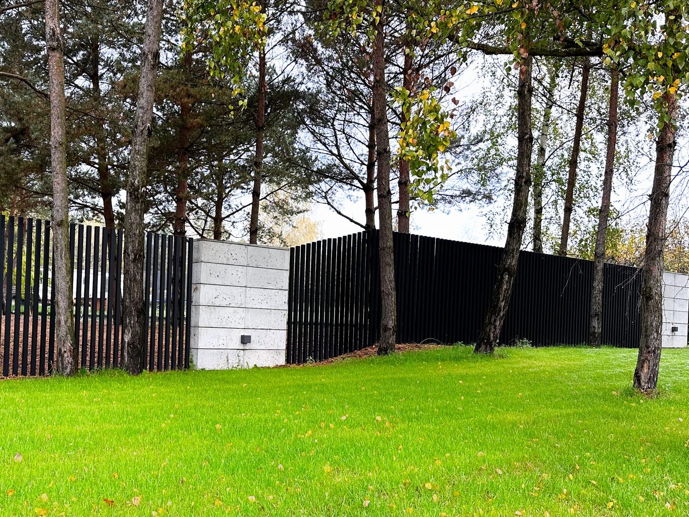 Na zdjęciu metoda równoległa montażu ogrodzenia aluminiowego do nachylenia skarpy.