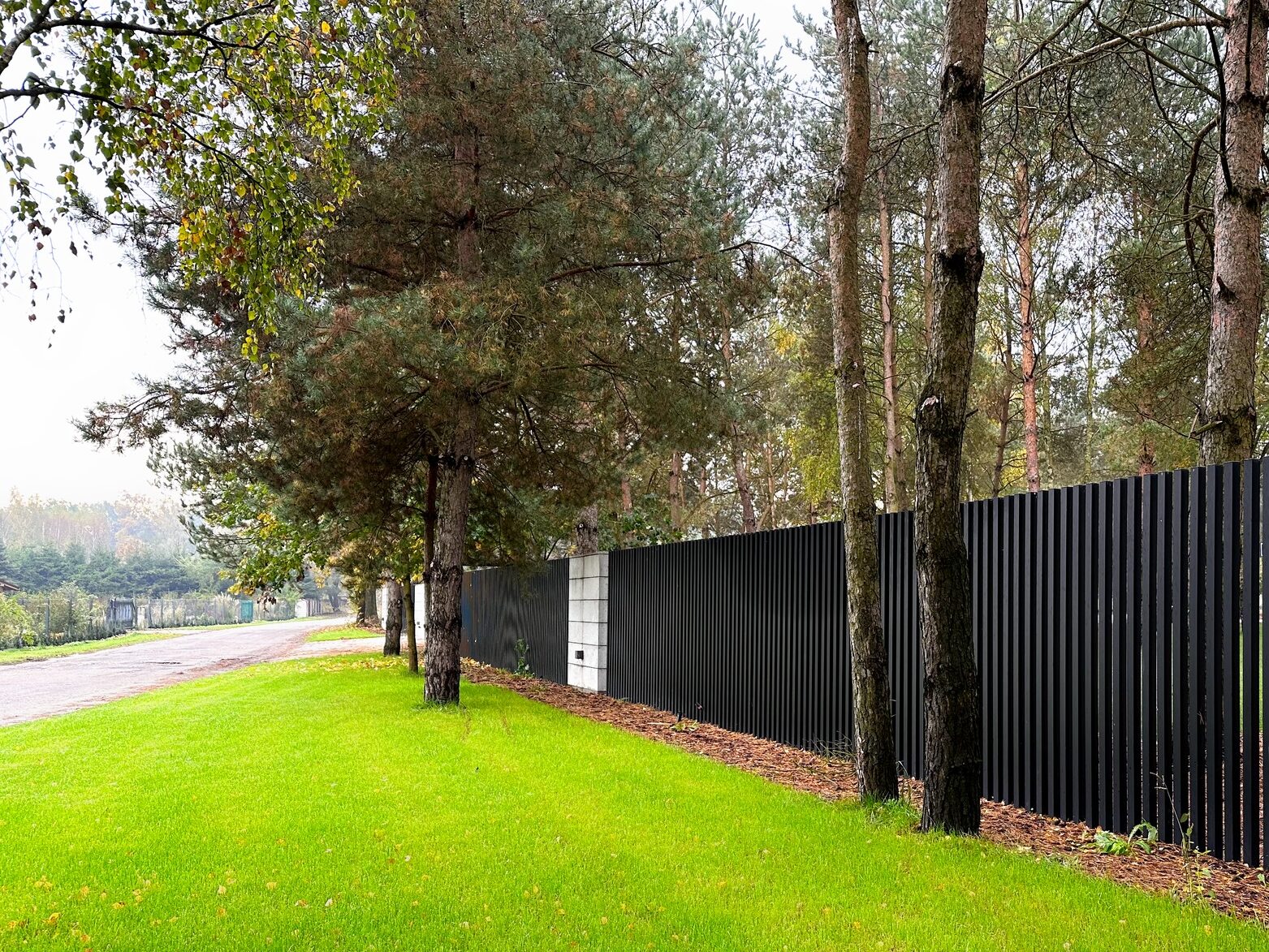 Ogrodzenia aluminiowe nie wymagają głębokich i ciągłych fundamentów - na zdjęciu fundament punktowy.