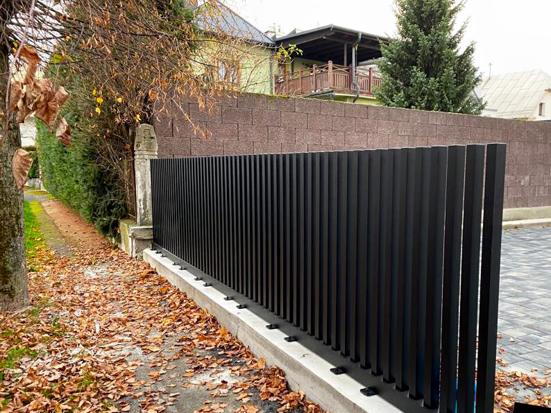 Przykład gotowych bloczków pod lekkim, aluminiowym ogrodzeniem.