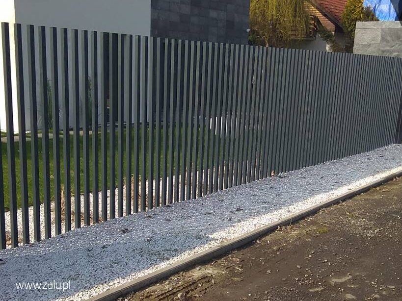 Przykład łatwego w utrzymaniu ogrodzenia aluminiowego z pionowymi przęsłami.
