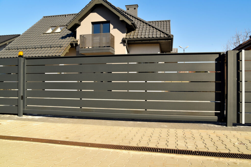 Ogrodzenie aluminiowe - jego kolor pasuje do elewacji domu.