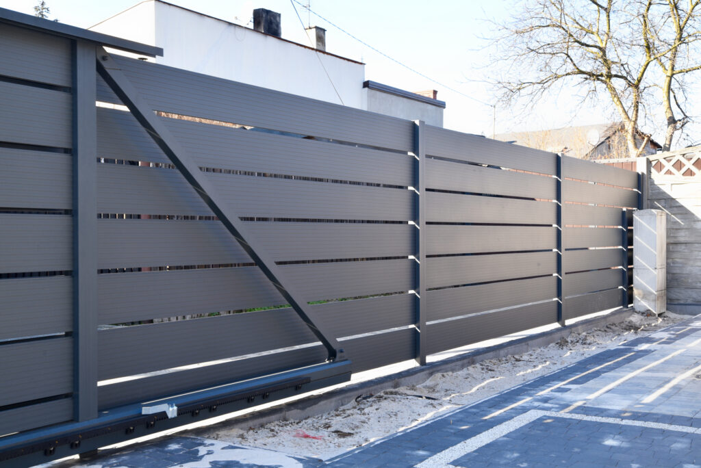 Brama aluminiowa malowana proszkowo.
