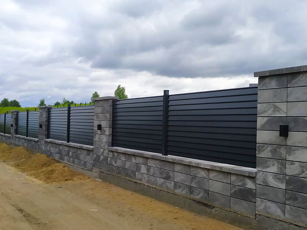 Na zdjęciu ogrodzenie aluminiowe żaluzjowe, z poziomymi przęsłami. 