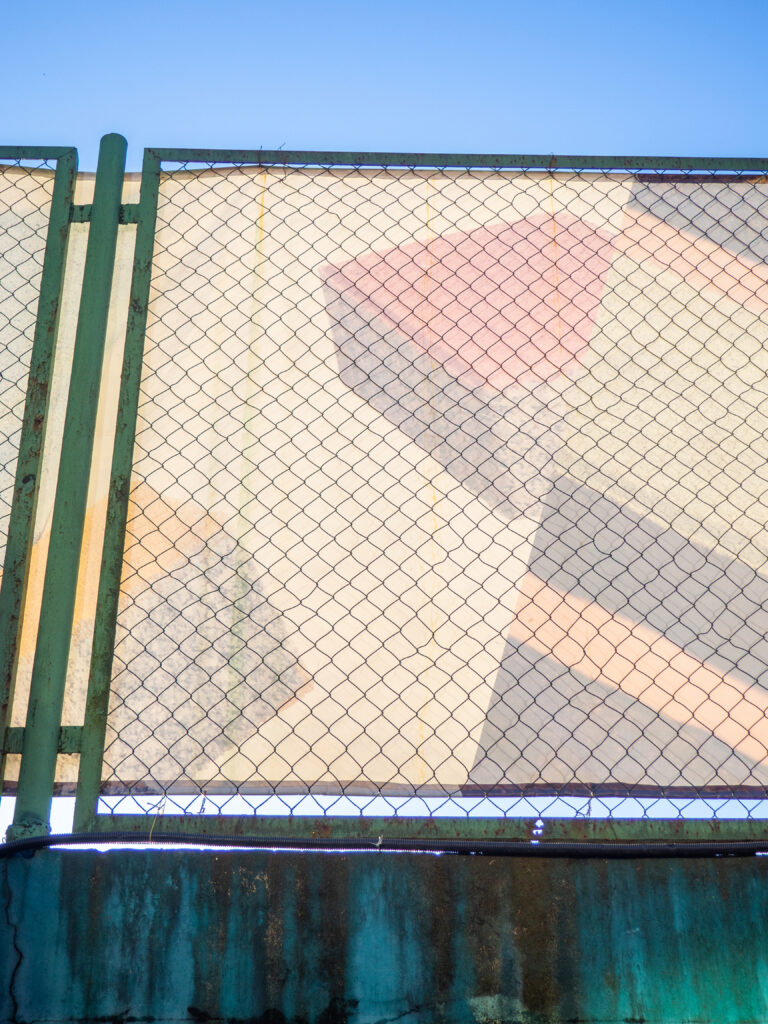 Stalowa siatka ogrodzeniowa z plastikową zasłoną panelową zapewniającą prywatność.