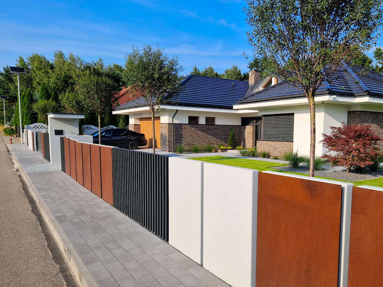 Ogrodzenie aluminiowe w kolorach białym, drewno, antracyt. Ciekawy, nowoczesny miks kolorów i tekstur.