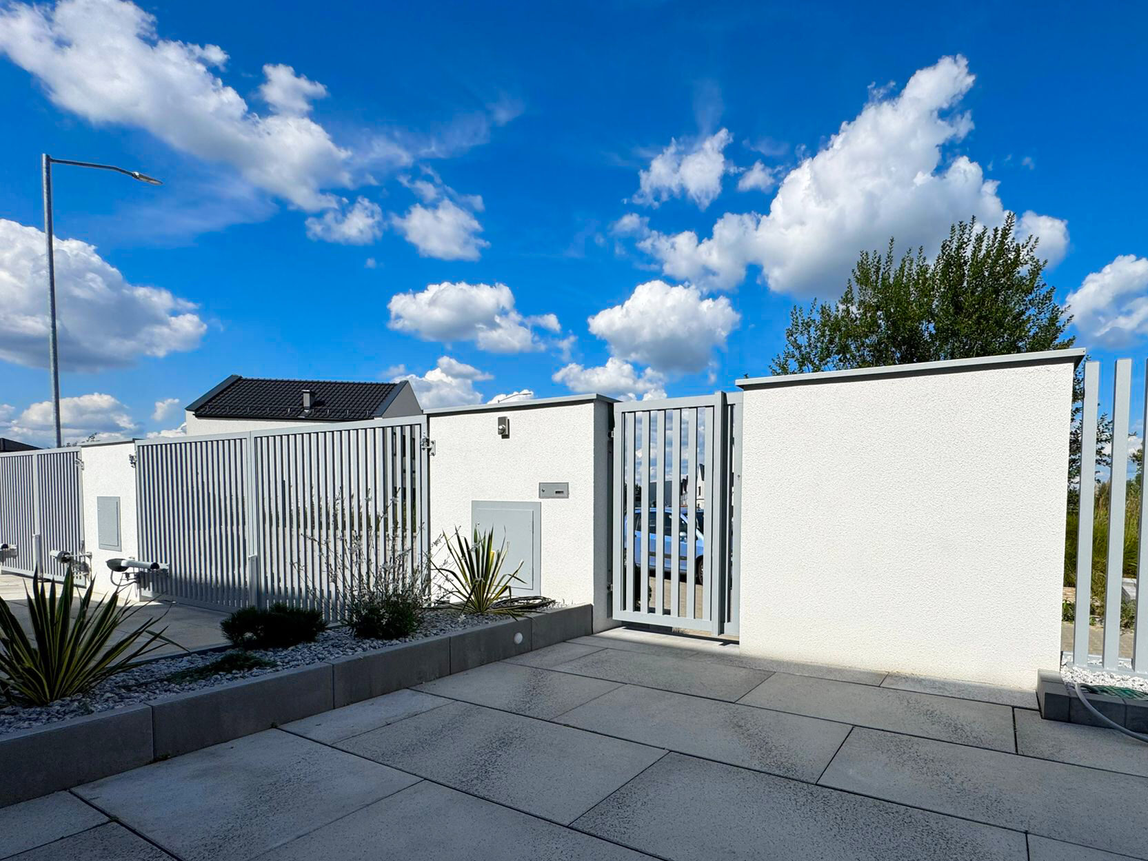 Białe ogrodzenie aluminiowe